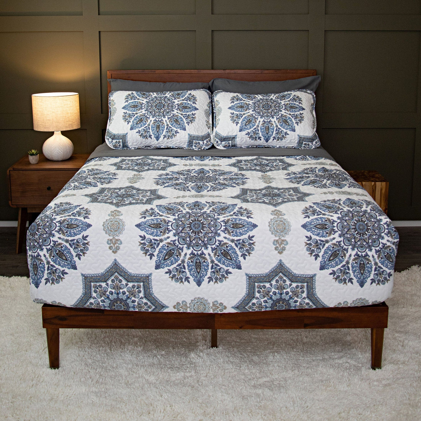 Front View of Infinity Quilt Set in Blue#color_infinity-blue