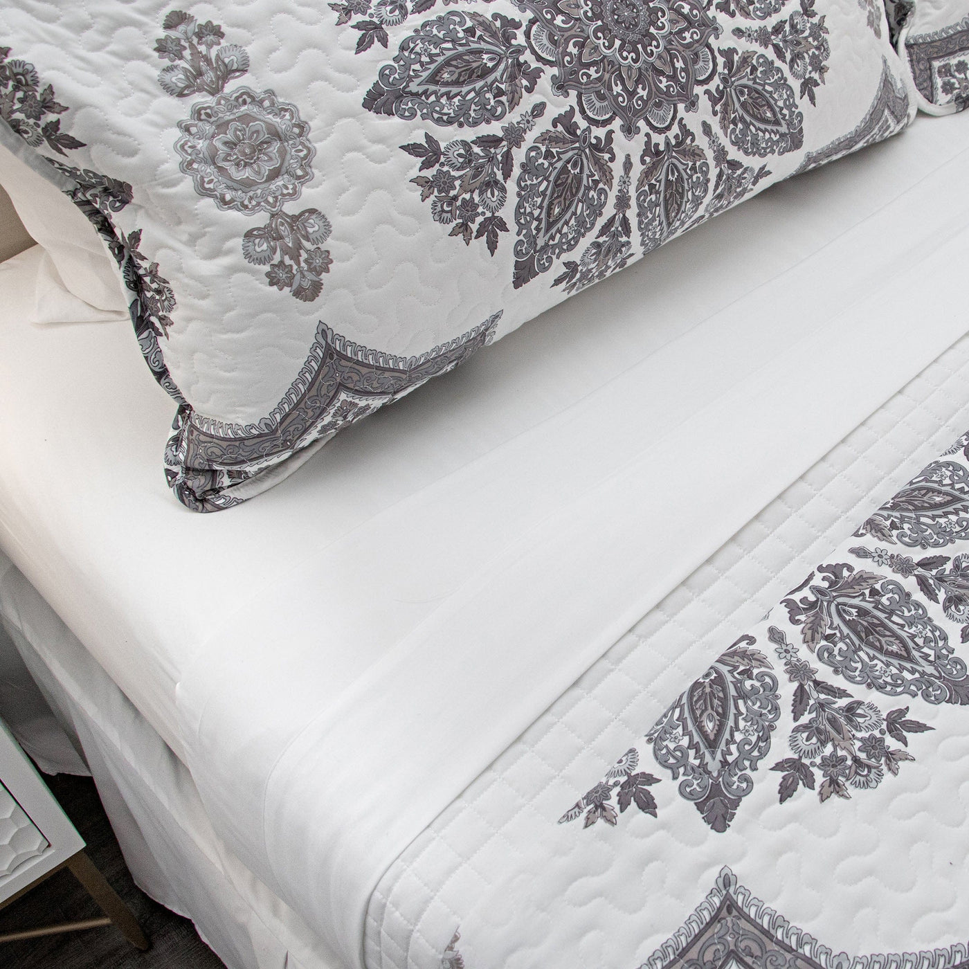 Details and Prints of Infinity Quilt Set in Grey#color_infinity-grey