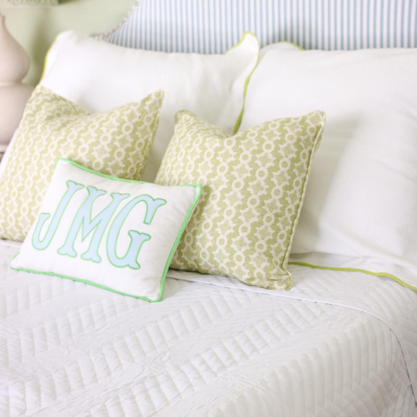 Details and Texture of Chevron Oversized Quilt Set in White#color_chevron-white