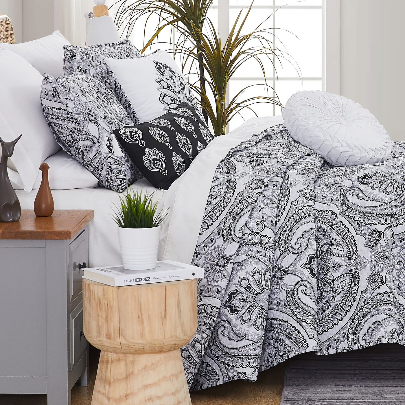 Side View of Pure Melody 6-Piece Quilt Bedding Set in Black#color_pure-melody-black