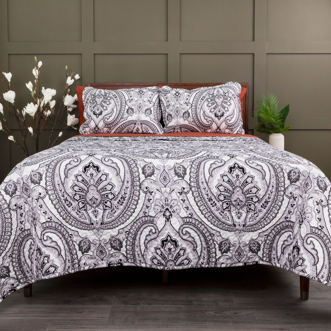 Front View of Pure Melody Quilt Set in Black#color_pure-melody-black