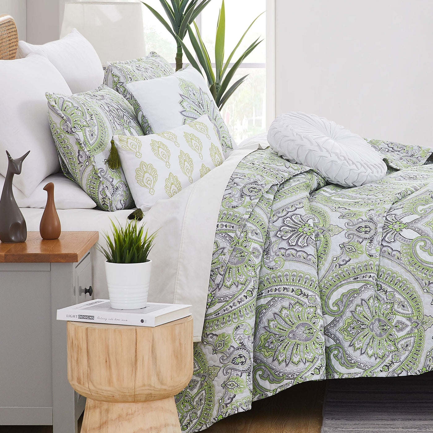 Side View of Pure Melody 6-Piece Quilt Bedding Set in Green#color_pure-melody-green