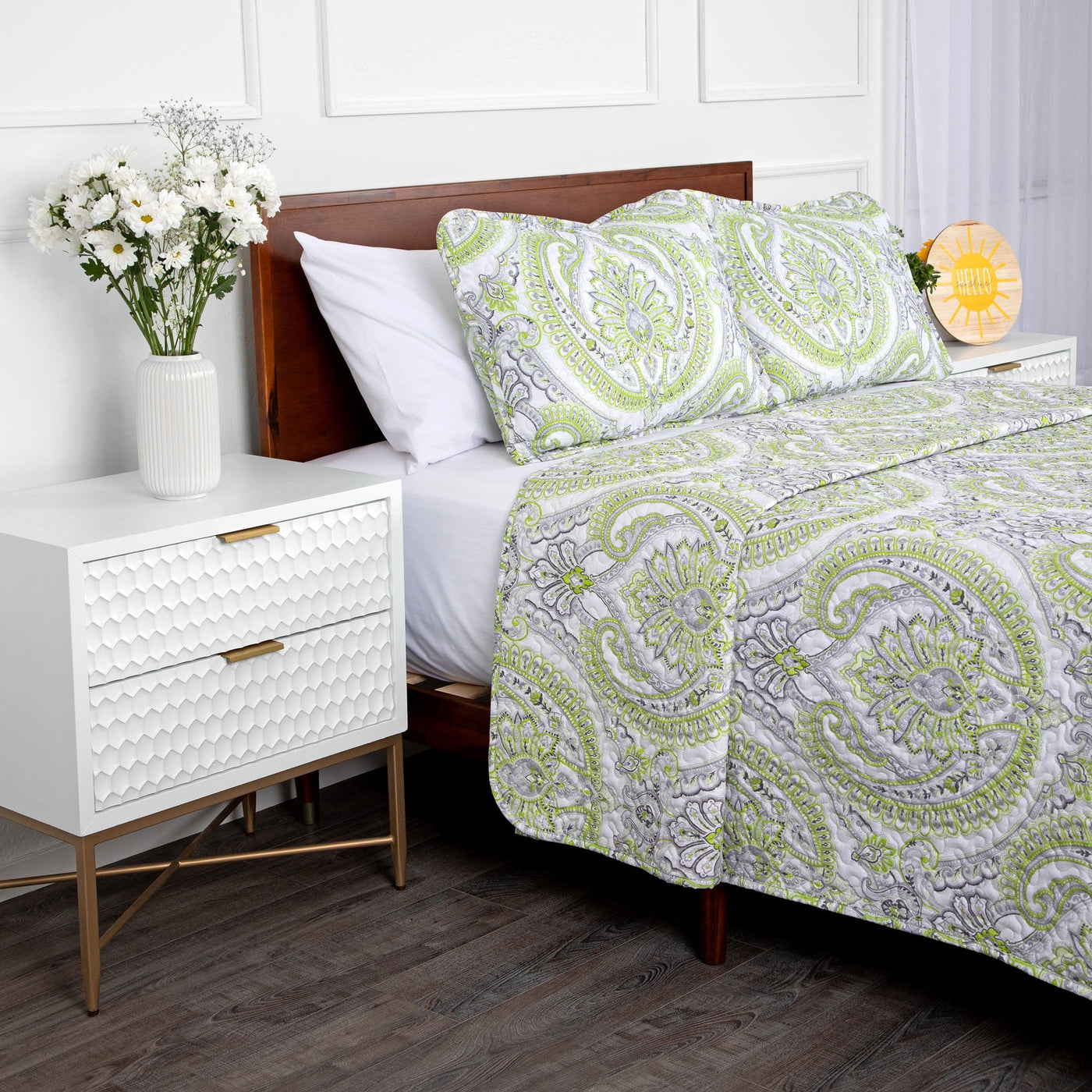 Angled View of Pure Melody Quilt Set in Green#color_pure-melody-green