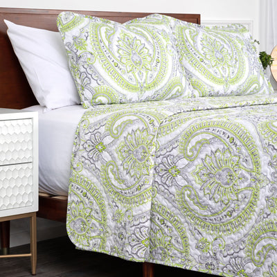 Angled View of Pure Melody Quilt Set in Green#color_pure-melody-green
