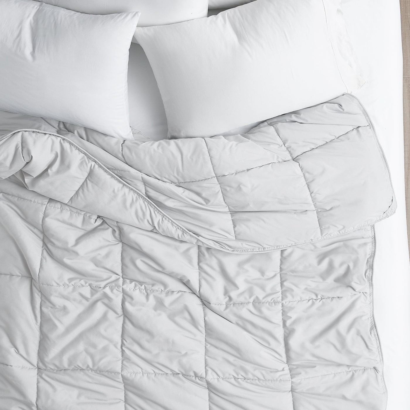Top View of Vilano Down Alternative Comforter in White#color_vilano-bright-white