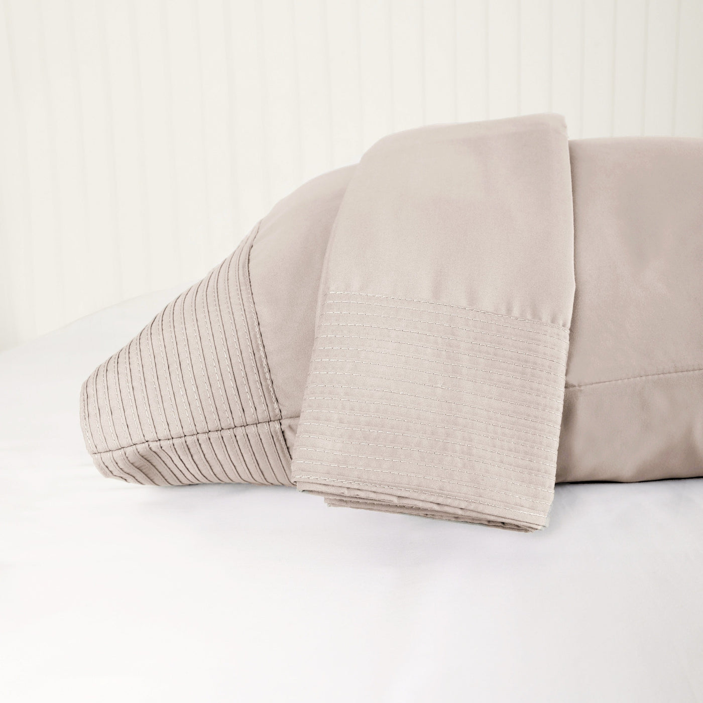 Details and Texture of Vilano Pleated Pillow Cases in Bone#color_vilano-bone