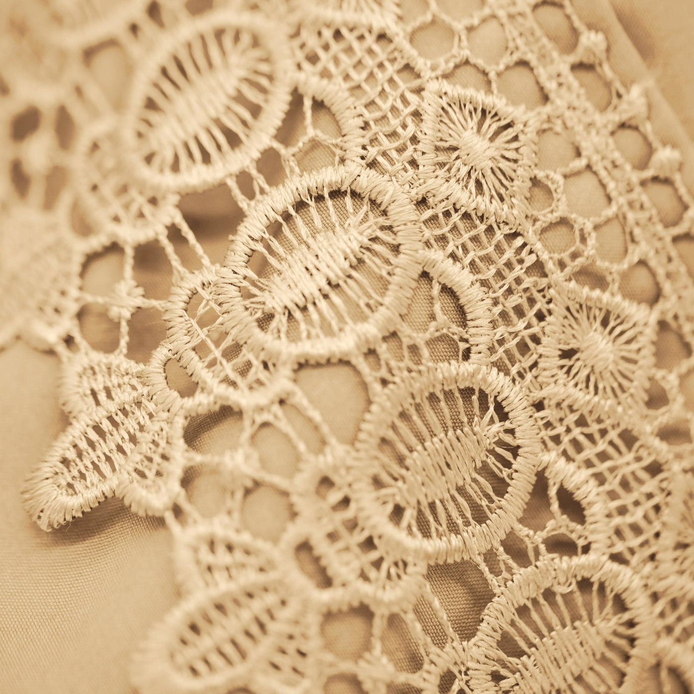 Details of Crochet Lace Hem of Vilano in Gold#color_vilano-gold